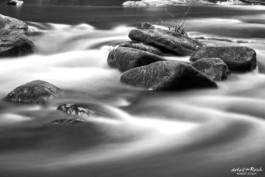 fließendes Wasser im Bodetal Harz bei Langzeitbelichtung mit ND Filter in schwarz weiß 