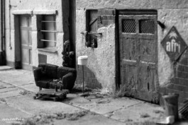 Modellbau Fassade und Strasse gealtert und patiniert in schwarz weiß 