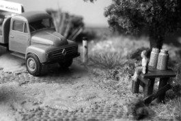 Modellbau Diorama unter einer Käseglocke mit LKW und Milchkannen Detailaufnahme in Schwarz weiß 